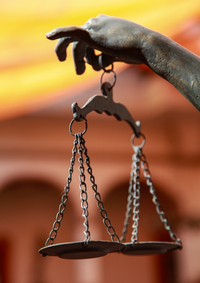 balanza-justicia-despacho-de-abogados